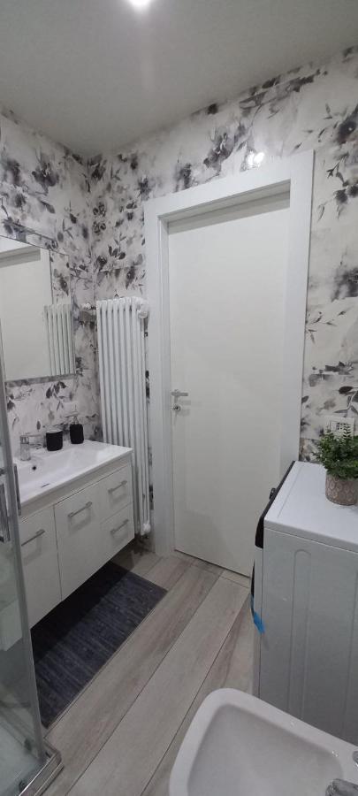 Marilyn Apartment โกโม ภายนอก รูปภาพ